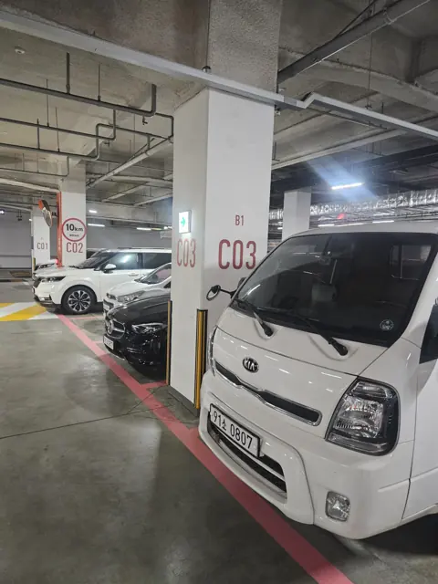 지식산업센터 지하주차장에 세운 작업 차량과 기둥